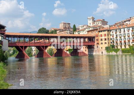 Blick auf die Alte Brücke in Bassano del Grappa, auch ponte degli Alpini genannt, Italien Stockfoto