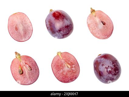 Die Draufsicht besteht aus zwei roten Trauben oder violetten Trauben mit Hälften und ist auf weißem Hintergrund mit Schnittpfad isoliert. Stockfoto