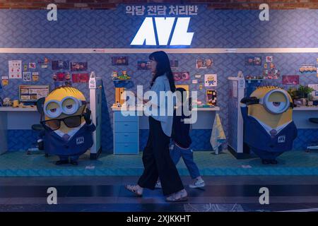 Seoul, Südkorea. Juli 2024. Eine Frau und ein Kind spazieren an einer Popup-Fotozone des Films „Despicable Me 4“ in Seoul vorbei, der am 24. Juli in Südkorea veröffentlicht wird. Despicable Me 4 wird in Südkorea veröffentlicht. Quelle: SOPA Images Limited/Alamy Live News Stockfoto