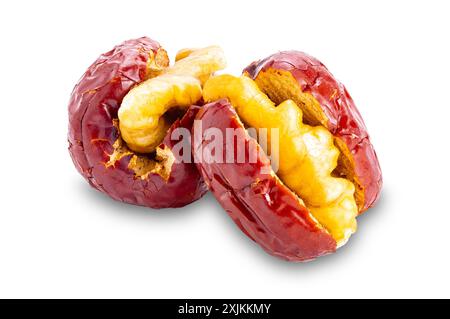 Nahaufnahme von getrockneten roten chinesischen Jujube gefüllt mit Walnuss isoliert auf weißem Hintergrund mit Schneidepfad. Stockfoto