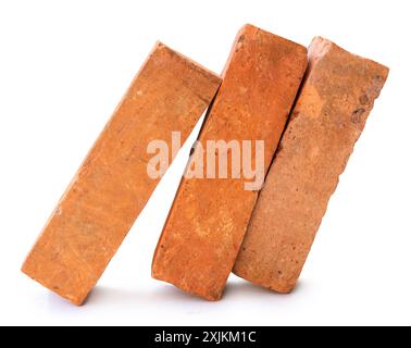 Die Seitenansicht alter oranger oder roter Steine im Stapel ist auf weißem Hintergrund mit Beschneidungspfad isoliert. Stockfoto