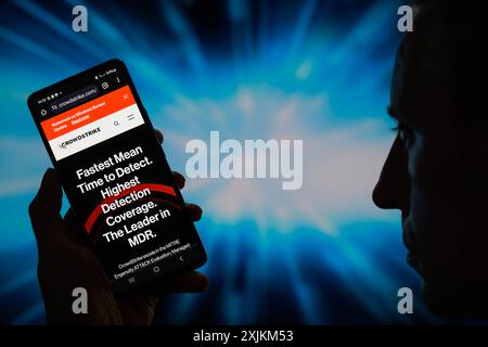 Brüssel, Belgien Juli 2024. Die mobile Website von CrowdStrike wird auf einem Smartphone in dieser Abbildung angezeigt. Aufgenommen in Brüssel, Belgien. Am 19. Juli 2024. (Jonathan Raa/SIPA USA) *** ausschließlich für redaktionelle Nachrichten *** Credit: SIPA USA/Alamy Live News Stockfoto