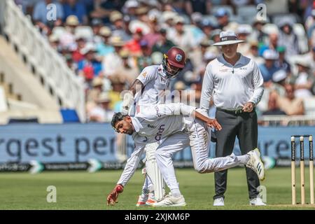 Shoaib Bashir von England stellt seinen eigenen Ball während des 2. Rothesay Test Match Day Two England gegen West Indies in Trent Bridge, Nottingham, Großbritannien, 19. Juli 2024 (Foto: Mark Cosgrove/News Images) Stockfoto