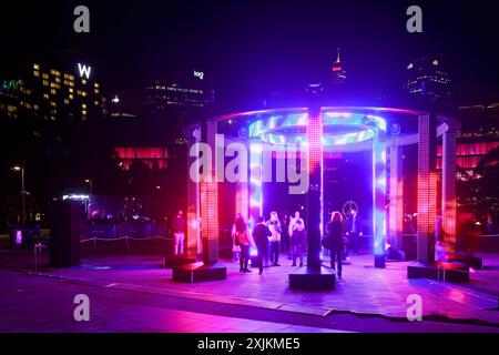 Eine Lichtskulptur namens „Neolithic“ im Tumablong Park, Sydney, Australien, während des jährlichen „Vivid Sydney“ Festivals mit Beleuchtung und Kunstwerken. Stockfoto