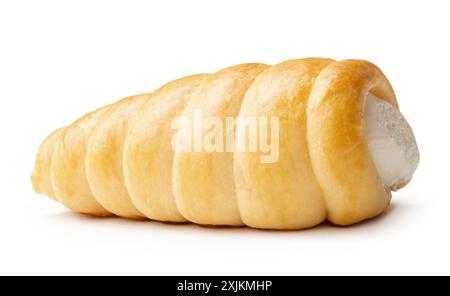 Die Seitenansicht des braunen Blätterteigs-Creme-Horns ist auf weißem Hintergrund mit Schnittpfad isoliert. Stockfoto