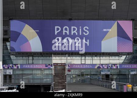 Paris, Frankreich - 07 19 2024: Paris 2024 neue olympische Infrastruktur. Außenansicht der Logos vor dem Stade de France Gebäude in Saint-Denis Stockfoto