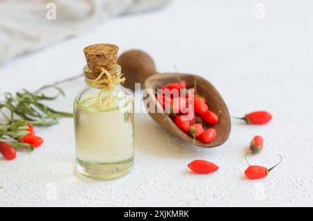 Glasflasche Goji-Beerenöl mit frischen Goji-Beeren, Lycium barbarum Stockfoto