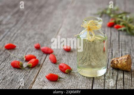 Glasflasche Goji-Beerenöl mit frischen Goji-Beeren, Lycium barbarum Stockfoto