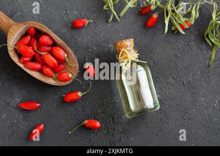 Glasflasche Goji-Beerenöl mit frischen Goji-Beeren, Lycium barbarum Stockfoto