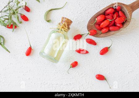 Glasflasche Goji-Beerenöl mit frischen Goji-Beeren, Lycium barbarum Stockfoto