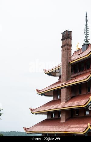 Überblick über eine asiatische Pagode mit Blick auf einen Wald und eine Stadt. Stockfoto
