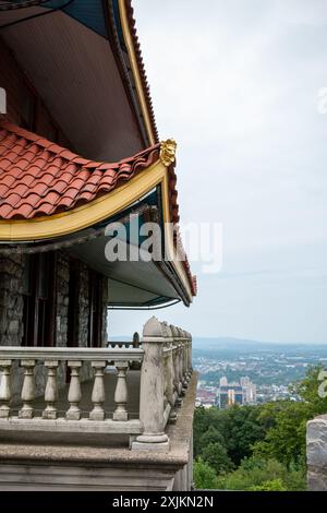 Überblick über eine asiatische Pagode mit Blick auf einen Wald und eine Stadt. Stockfoto