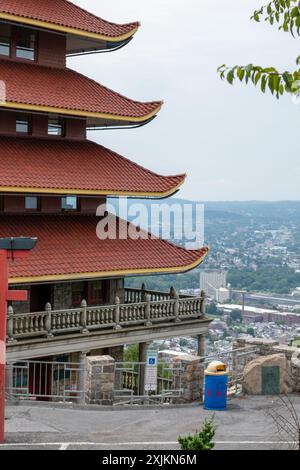 Überblick über eine asiatische Pagode mit Blick auf einen Wald und eine Stadt. Stockfoto