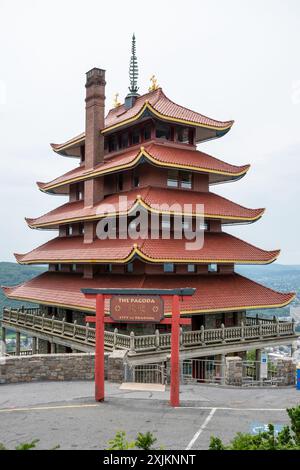 Überblick über eine asiatische Pagode mit Blick auf einen Wald und eine Stadt. Stockfoto