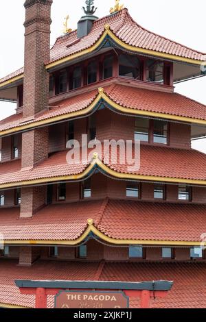 Überblick über eine asiatische Pagode mit Blick auf einen Wald und eine Stadt. Stockfoto