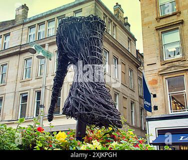 Glasgow, Schottland, Großbritannien. 19. Juli 2024: Korbskulpturen auf dem george Square an einem Wochenende mit hohem Schuh-Stolz, während Touristen und Einheimische den angrenzenden Markt in der Handelsstadt genießen und sich mit dem ikonischen Verkehrskegel-Hut, dem Symbol der Stadt, mit einer Vorhersage des nassen Wetters, am Spaß beteiligen. Credit Gerard Ferry /Alamy Live News Stockfoto