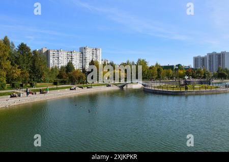 Moskau, Russland, 17. September 2023. Stadtlandschaft mit Michailowski-Teich in Zelenograd Stockfoto