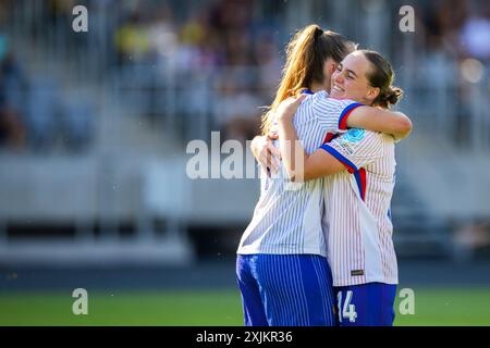 Kaunas, Litauen, 17. Juli 2024. Camille Robillard aus Frankreich feiert nach einem Treffer mit Charline Coutel aus Frankreich während des Finalspiels der UEFA-U19-Meisterschaft 2023/2024 in der Gruppe A zwischen Litauen und Frankreich im Darius- und Girenas-Stadion in Kaunas, Litauen. Juli 2024. Quelle: Nikola Krstic/Alamy Stockfoto