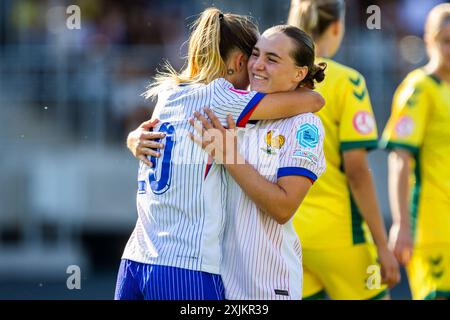 Kaunas, Litauen, 17. Juli 2024. Camille Robillard aus Frankreich feiert nach einem Treffer mit Charline Coutel aus Frankreich während des Finalspiels der UEFA-U19-Meisterschaft 2023/2024 in der Gruppe A zwischen Litauen und Frankreich im Darius- und Girenas-Stadion in Kaunas, Litauen. Juli 2024. Quelle: Nikola Krstic/Alamy Stockfoto