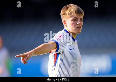 Kaunas, Litauen, 17. Juli 2024. Lucie Calba aus Frankreich gibt während des Finalspiels der UEFA-U19-Meisterschaft 2023/2024 in der Gruppe A zwischen Litauen und Frankreich im Darius- und Girenas-Stadion in Kaunas, Litauen, Gesten. Juli 2024. Quelle: Nikola Krstic/Alamy Stockfoto