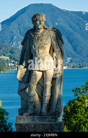 Denkmal, Statue König Ludwig II. Am Tegernsee, hinter dem Wallberg, Gmund am Tegernsee, Mangfallgebirge, bayerische Voralpen, Alpen, Oberen Stockfoto