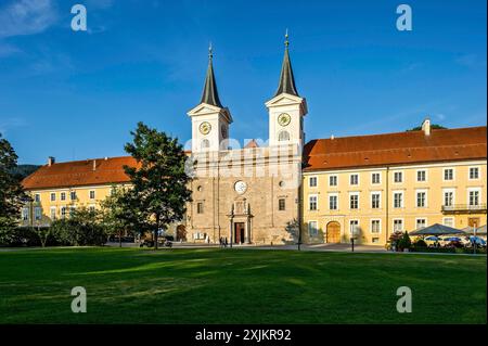 Ehemalige Benediktinerabtei Tegernsee mit St. Quirin Basilika, heute Schloss mit Brauerei, gasthaus und Biergarten, Stadt Tegernsee, Mangfall Stockfoto