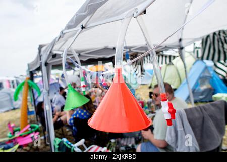 Nordholz, Deutschland. Juli 2024. Zwei Biertrichter hängen an einem Pavillon auf dem Campingplatz des Deichbrand Festivals. Das Open-Air-Festival mit rund 60.000 Besuchern findet vom 18. Bis 21. Juli statt. Quelle: Hauke-Christian Dittrich/dpa/Alamy Live News Stockfoto