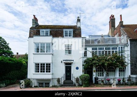 Prospect Cottage und Aubrey Cottage, Rottingdean, Heimat des präraffaelistischen Künstlers Sir Edward Burne-Jones, fotografiert am Donnerstag, den 18. Juli 2024. 1920 kaufte ein anderer Künstler das Haus, Sir William Nicholson Stockfoto