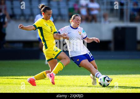 Kaunas, Litauen, 17. Juli 2024. Charline Coutel aus Frankreich tritt gegen Aive Andriuskeviciute aus Litauen beim Finale der UEFA-U19-Meisterschaft 2023/2024 der Gruppe A zwischen Litauen und Frankreich im Darius und Girenas Stadion in Kaunas, Litauen, an. Juli 2024. Quelle: Nikola Krstic/Alamy Stockfoto