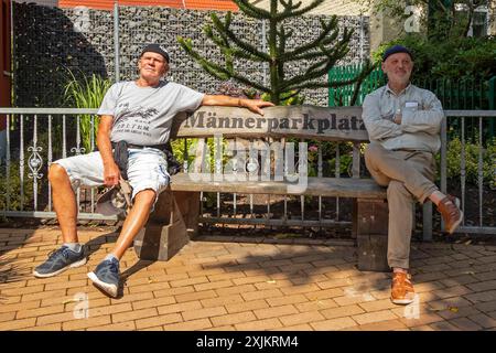 Zwei ältere Männer sitzen auf einer Bank, Herrenparkplatz, Wustrow, Darss, Mecklenburg-Vorpommern, Deutschland Stockfoto