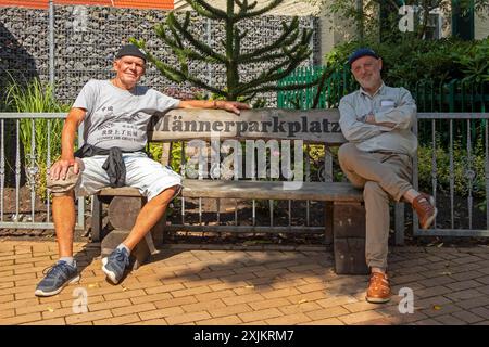 Zwei ältere Männer sitzen auf einer Bank, Herrenparkplatz, Wustrow, Darss, Mecklenburg-Vorpommern, Deutschland Stockfoto