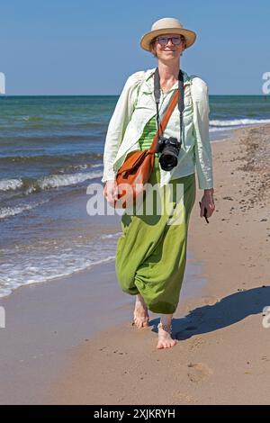 Ältere Frau barfuß am Strand, Darsser Ort, geb. Darss, Mecklenburg-Vorpommern, Deutschland Stockfoto