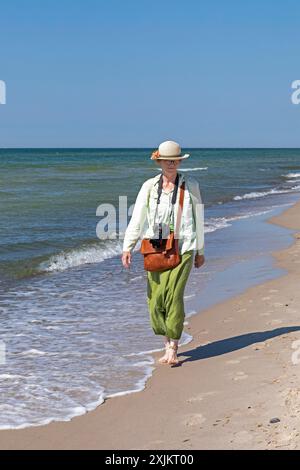 Ältere Frau barfuß am Strand, Darsser Ort, geb. Darss, Mecklenburg-Vorpommern, Deutschland Stockfoto