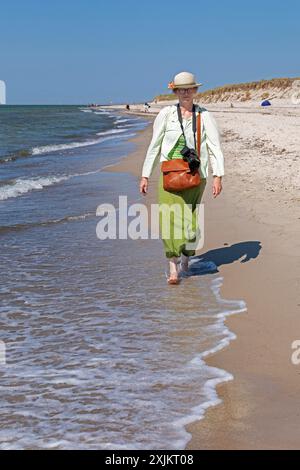 Ältere Frau barfuß am Strand, Darsser Ort, geb. Darss, Mecklenburg-Vorpommern, Deutschland Stockfoto