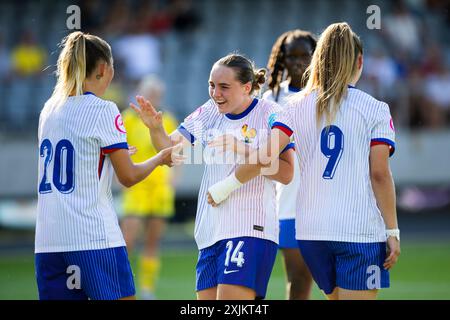 Kaunas, Litauen, 17. Juli 2024. Camille Robillard aus Frankreich feiert nach einem Treffer mit Charline Coutel aus Frankreich während des Finalspiels der UEFA-U19-Meisterschaft 2023/2024 in der Gruppe A zwischen Litauen und Frankreich im Darius- und Girenas-Stadion in Kaunas, Litauen. Juli 2024. Quelle: Nikola Krstic/Alamy Stockfoto