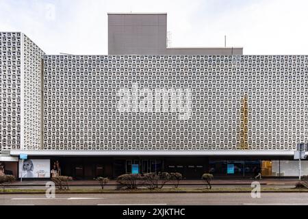 Galeria Kaufhof, geschlossene Kaufhäuser nach der Benko-Insolvenz, Außenansicht mit Logo und markanter Horten-Fliese, Reutlingen Stockfoto