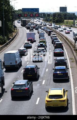 Bristol, Großbritannien. Juli 2024. Die Aussicht auf ein sonniges Juli-Wochenende verursacht Verkehrsstaus auf der M5, abgebildet ist der Stau zwischen den Anschlussstellen 15/16 und 17. Aufgrund des Verkehrsaufkommens in Richtung Süden in Richtung Devon und Cornwall gibt es verwaltete Geschwindigkeitsbeschränkungen auf der Autobahn. Highways England meldet Geschwindigkeiten in den tiefen 20ern Quelle: JMF News/Alamy Live News Stockfoto