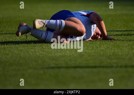 Kaunas, Litauen, 17. Juli 2024. Charline Coutel aus Frankreich fällt nach dem Tackle beim Finale der UEFA-U19-Meisterschaft 2023/2024 in der Gruppe A zwischen Litauen und Frankreich im Darius- und Girenas-Stadion in Kaunas, Litauen. Juli 2024. Quelle: Nikola Krstic/Alamy Stockfoto