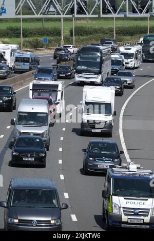 Bristol, Großbritannien. Juli 2024. Die Aussicht auf ein sonniges Juli-Wochenende verursacht Verkehrsstaus auf der M5, abgebildet ist der Stau zwischen den Anschlussstellen 15/16 und 17. Aufgrund des Verkehrsaufkommens in Richtung Süden in Richtung Devon und Cornwall gibt es verwaltete Geschwindigkeitsbeschränkungen auf der Autobahn. Highways England meldet Geschwindigkeiten in den tiefen 20ern Quelle: JMF News/Alamy Live News Stockfoto