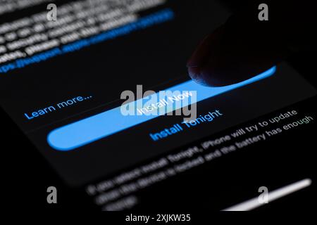 In dieser Abbildung installiert eine Person am 26. Januar 2024 in Guwahati, Indien, Updates von iOS 17,3 auf einem iPhone-Gerät. Apple hat eine neue eingeführt Stockfoto