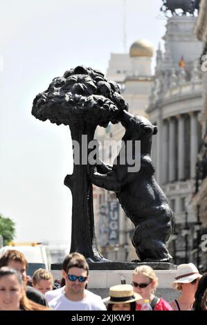 Bronzestatue, Denkmal, der Bär knabbert am Erdbeerbaum, Maulbeerbaum, El Oso y el Madrona, Wahrzeichen der Stadt Madrid, am Plaza Stockfoto