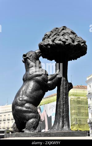 Bronzestatue, Denkmal, der Bär knabbert am Erdbeerbaum, Maulbeerbaum, El Oso y el Madrona, Wahrzeichen der Stadt Madrid, am Plaza Stockfoto