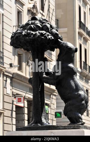 Bronzestatue, Denkmal, der Bär knabbert am Erdbeerbaum, Maulbeerbaum, El Oso y el Madrona, Wahrzeichen der Stadt Madrid, am Plaza Stockfoto