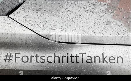 Wasserstoff-Slogan Fortschritt Tanken Logo auf einem Wasserstoff-betriebenen Fahrzeug, Berlin, 11. Januar 2023 Stockfoto