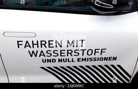 Wasserstoff-Slogan Fahren mit Wasserstoff und Null Emissionen auf einem wasserstoffbetriebenen Fahrzeug, Berlin, 11. Januar 2023 Stockfoto