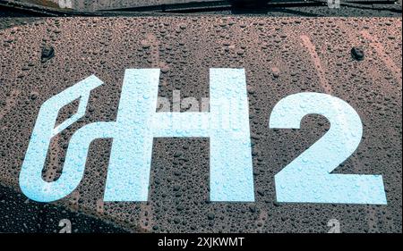 Wasserstoff-Logo auf einem wasserstoffbetriebenen Fahrzeug, Berlin, 11.01.2023 Stockfoto