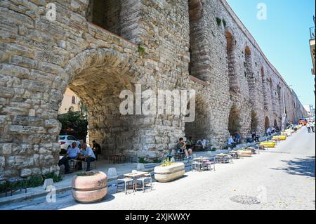 (240719) -- ISTANBUL, 19. Juli 2024 (Xinhua) -- dieses Foto vom 18. Juli 2024 zeigt eine Szene des Aquädukts von Valens in Istanbul, T¨¹rkiye. Das Aquädukt von Valens ist ein bedeutender römischer Aquädukt in Istanbul. Als Teil eines größeren Wasserversorgungssystems wurde es Ende des 4. Jahrhunderts n. Chr. unter der Herrschaft des römischen Kaisers Valens fertiggestellt, nach dem es benannt ist. Das Gebäude zeichnet sich durch seine beeindruckende Ingenieurskunst und architektonische Gestaltung aus. Das Aquädukt wurde aus einer Kombination aus Stein und Ziegeln gebaut und verfügt über eine Reihe von Bögen, die den Wasserkanal darüber stützen. T Stockfoto