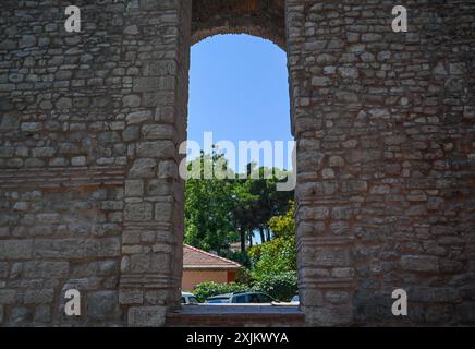 (240719) -- ISTANBUL, 19. Juli 2024 (Xinhua) -- dieses Foto vom 18. Juli 2024 zeigt eine Szene des Aquädukts von Valens in Istanbul, T¨¹rkiye. Das Aquädukt von Valens ist ein bedeutender römischer Aquädukt in Istanbul. Als Teil eines größeren Wasserversorgungssystems wurde es Ende des 4. Jahrhunderts n. Chr. unter der Herrschaft des römischen Kaisers Valens fertiggestellt, nach dem es benannt ist. Das Gebäude zeichnet sich durch seine beeindruckende Ingenieurskunst und architektonische Gestaltung aus. Das Aquädukt wurde aus einer Kombination aus Stein und Ziegeln gebaut und verfügt über eine Reihe von Bögen, die den Wasserkanal darüber stützen. T Stockfoto