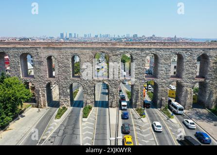 (240719) -- ISTANBUL, 19. Juli 2024 (Xinhua) -- ein Luftdrohnenfoto vom 18. Juli 2024 zeigt Fahrzeuge, die durch das Aquädukt von Valens in Istanbul, T¨¹rkiye, fahren. Das Aquädukt von Valens ist ein bedeutender römischer Aquädukt in Istanbul. Als Teil eines größeren Wasserversorgungssystems wurde es Ende des 4. Jahrhunderts n. Chr. unter der Herrschaft des römischen Kaisers Valens fertiggestellt, nach dem es benannt ist. Das Gebäude zeichnet sich durch seine beeindruckende Ingenieurskunst und architektonische Gestaltung aus. Das Aquädukt wurde aus einer Kombination aus Stein und Ziegeln gebaut und verfügt über eine Reihe von Bögen, die das Aquädukt stützen Stockfoto