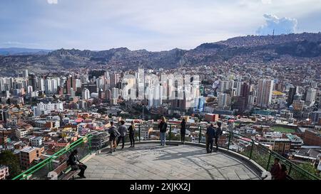 Menschen genießen den Blick auf eine große Stadt von einem Aussichtspunkt aus. Stockfoto